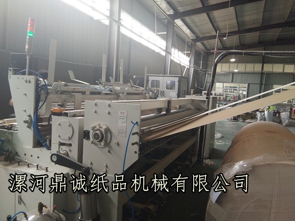 衛(wèi)生紙復卷機加工現(xiàn)場 衛(wèi)生紙復卷機加工現(xiàn)場